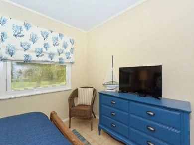Holmes Beach sleeps 6 on Anna Maria Island